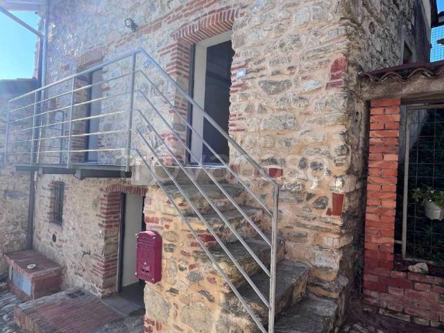 Casa Indipendente in in affitto da privato a Laveno Mombello via Bostano, 13a, da privato, riscaldamento autonomo, taverna TrovaCasa