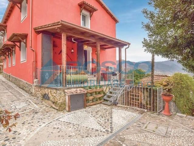 Casa indipendente ristrutturata in via pastani, Beverino
