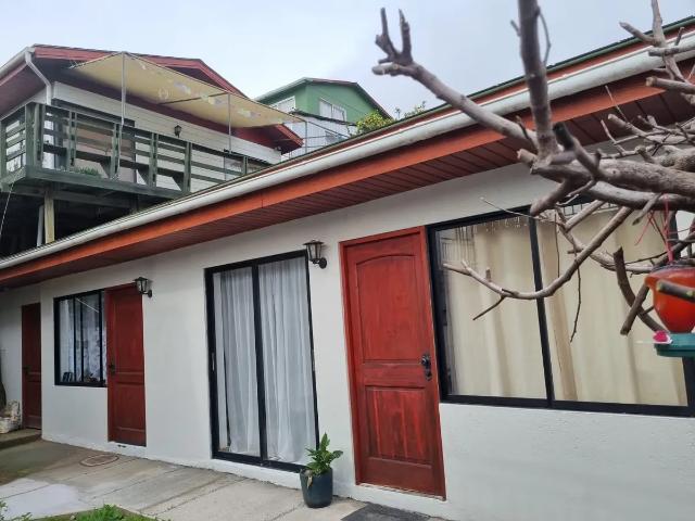 Casa Interior En Condominio / Sin Gastos Comunes