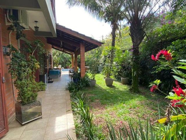 CASA ISOLADA COM ESPAÇO GOURMET E CHURRASQUEIRA E PISCINA NO CANTO DO FORTE!