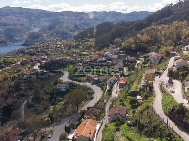 Casa isolada com piscina e garagem em Rio Caldo Terras de Bouro