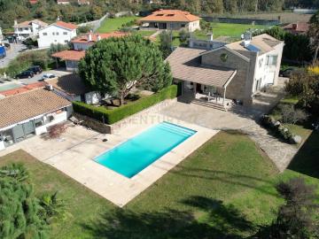 Casa Isolada com Piscina em Felgueiras com Jardim e Garagem Privativa
