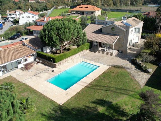 Casa Isolada com Piscina em Felgueiras com Jardim e Garagem Privativa