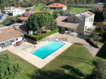 Casa Isolada com Piscina em Felgueiras com Jardim e Garagem Privativa