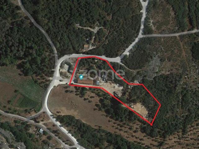 Casa isolada com 10 cômodos e um terreno de mais de 11000m²