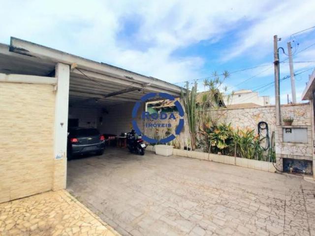 Casa isolada com 3 dormitórios, suíte e 5 vagas no Estuário