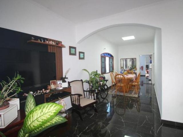 Casa Isolada a 2 Quadras da Praia | 2 Dormitórios + Edícula | 4 Vagas | Maracanã