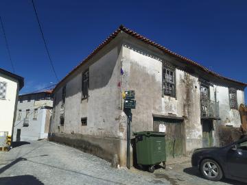 Casa Isolada para Recuperação em Chacim Macedo de Cavaleiros 2300m² por 130000€