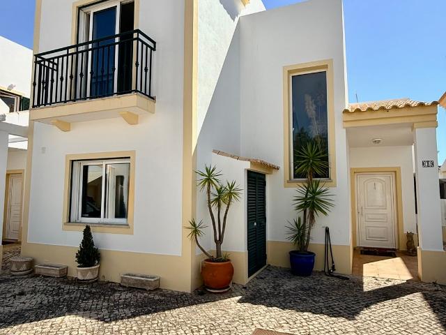Casa Isolada T3 com 3 Casas de Banho, Piscina e Parqueamento. 147m² Paderne