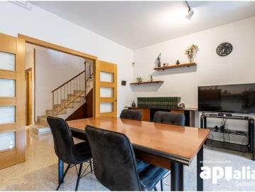 Casa junto Hotel Urpí de Sabadell, Creu Alta