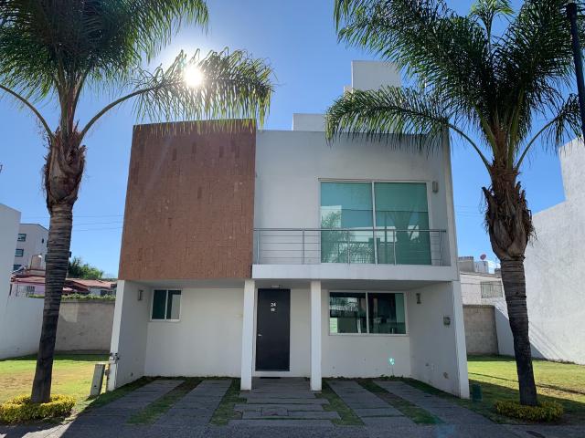 Casa Jardines de La Hacienda