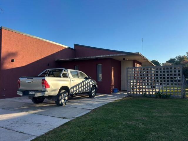 Casa luminosa en venta con piscina, jardin, parrilla 3 dormitorios Canton Norte