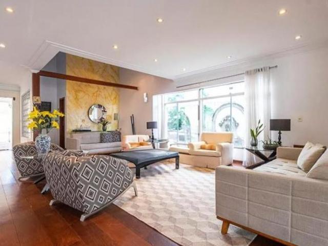 Casa Luxuosa à Venda em Boaçava, SP