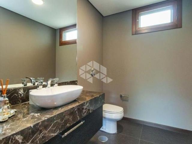 CASA LUXUOSA EM CONDOMÍNIO FECHADO COM 4 SUITES