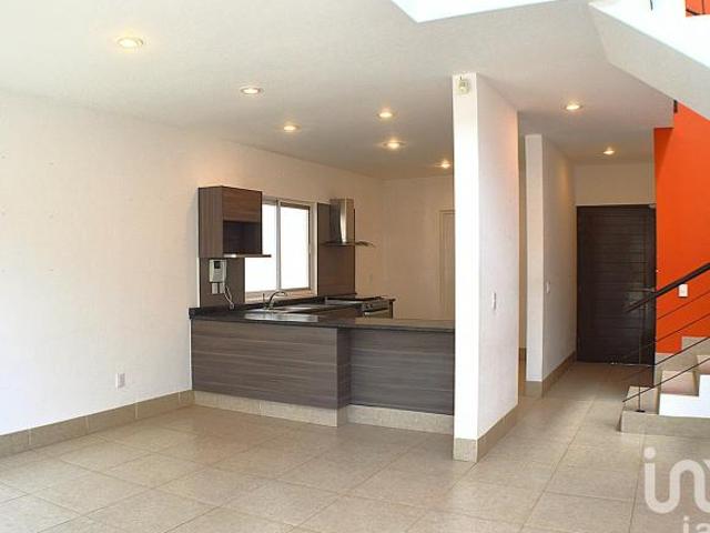Casa Luz en Venta ubicada en Loma del Padre enfrente de Alaia en privada con seguridad y alberca