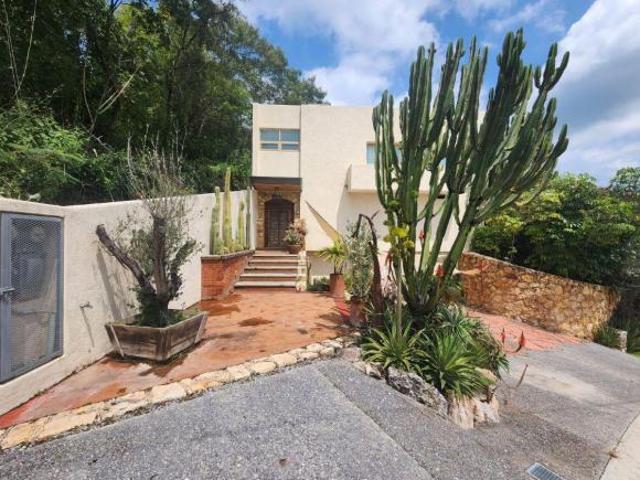 Casa La Cumbre Dos Niveles, con Acabados en Chukum, con Alberca, Jacuzzi, Chapoteadero y Jardín