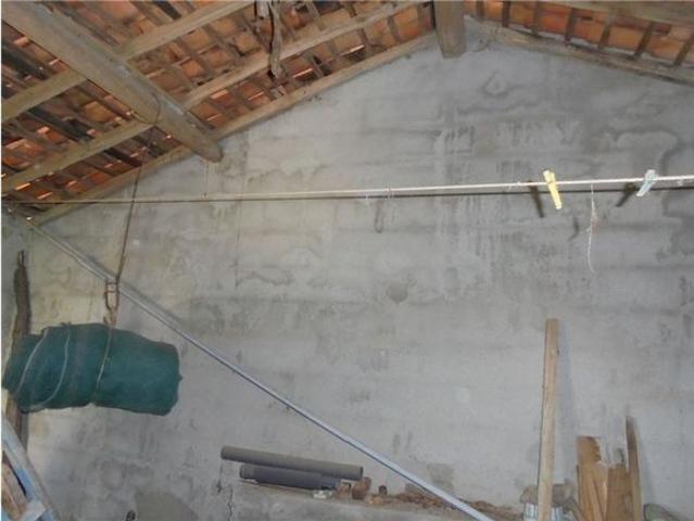 Casa Legal de um andar, geminada, com 50m2 para moradia, com jardim de 726m2, pátio e garagem de 24m2. Ambas as construções são legais. A casa precisa de alguns trabalhos de manutenção, melhorias e pintura. Possui água e eletricidade elétrica. Diversas árvores frutíferas, um olivar tradicional, área cultivável, videiras e flores de diferentes espécies