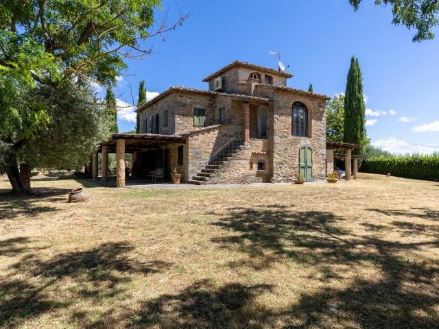 Casa Leonina è un elegante casale in pietra restaurato situa. 210m² Cortona
