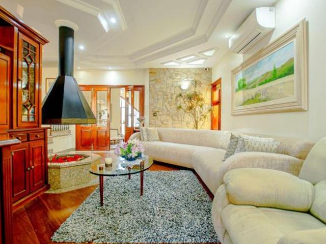 Casa lindíssima no City America !