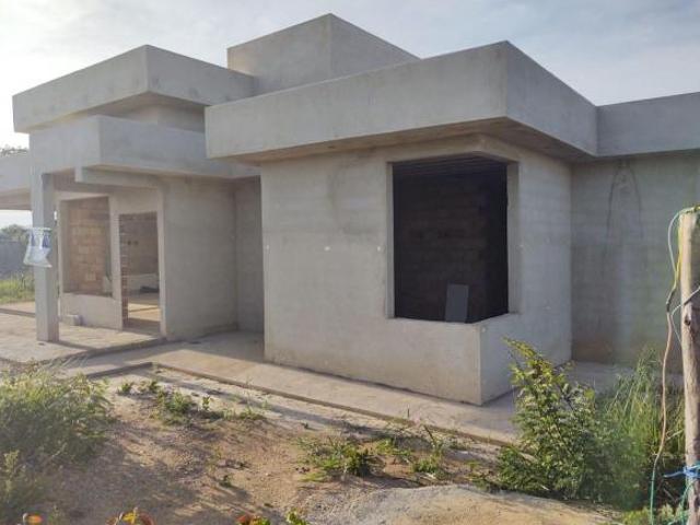 Casa linear com piscina no condomínio estância do cipó