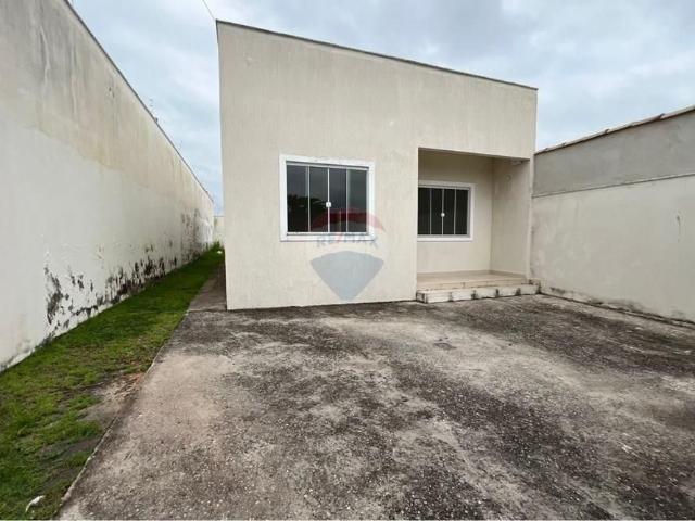 Casa Linear Moderna com Quintal Amplo e Acabamento em Porcelanato