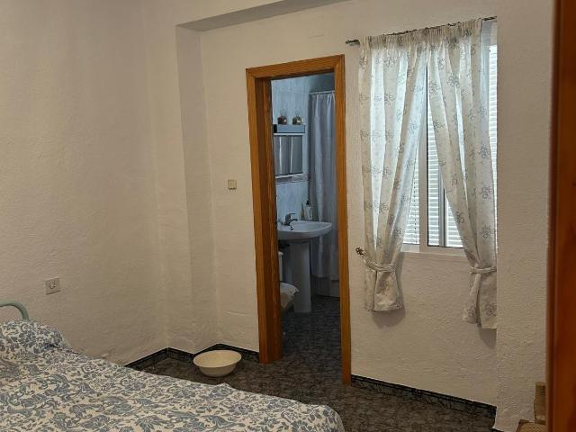 CASA LISTA PARA ENTRAR A VIVIR CON 5 DORMITORIOS DISTRIBUIDOS EN DOS PLANTAS Y AMPLIO PATIO CON MUCHAS POSIBILIDADES !