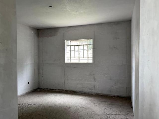 Casa lista para remodelar, gran jardín