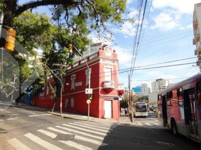 Casa localizada à Av. Cristovão Colombo com a Rua Garibaldi