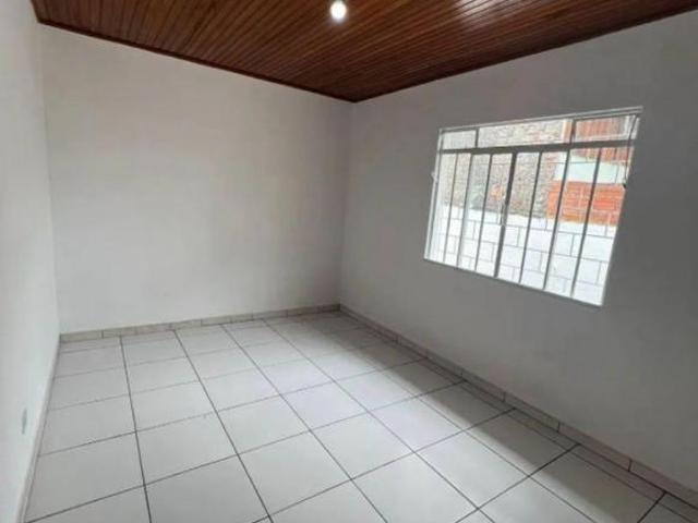 CASA LOCALIZADA EM PINHAIS! 05 QUARTOS SENDO UM SUÍTE, 02 VAGAS DE GARAGEM