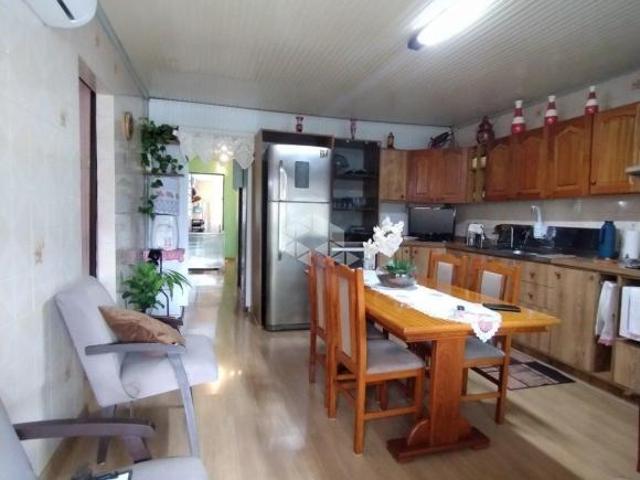 Casa localizada no bairro Primeiro de Maio com 244m²