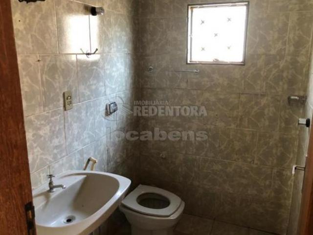 Casa localizada no Jardim Yolanda com 03 dormitórios