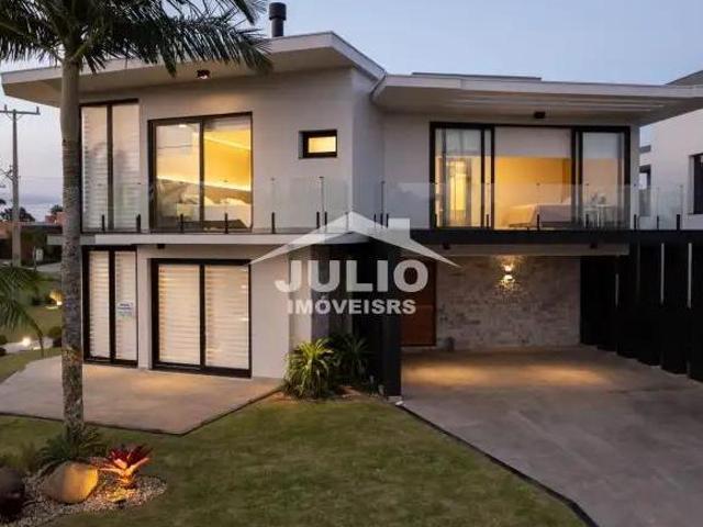Casa Localizada no Único Condomínio Fechado a Beira Mar em Torres com 591m² Privativo