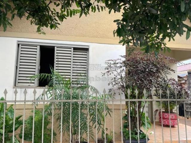 Casa localizada na Rua Brasil em Monte Aprazível/SP