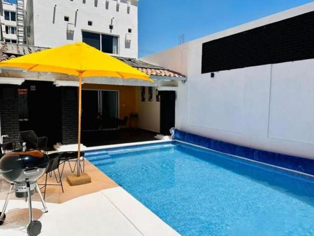CASA LOS LAURELES DE UN SOLO NIVEL, CON ALBERCA CLIMATIZADA Y ZONA DE BANCA HÚMEDA Y AMUEBLADA