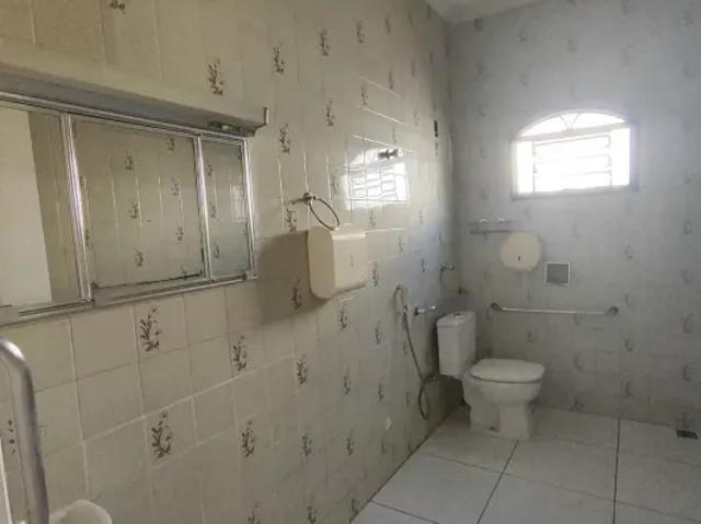 Casa p/ clínicas ou escritórios – 180m² e localização estratégica