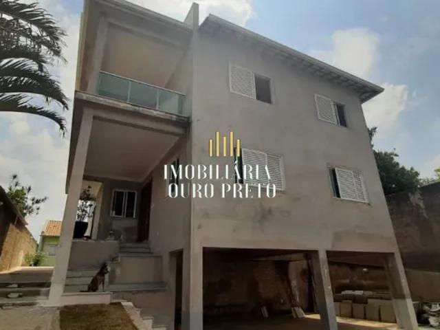 Casa padrão com 3 quartos, 3 suítes e lote com 750 metros, à venda no bairro trevo