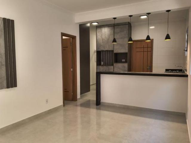 Casa sobreposta baixa em ótima localização no bairro do Embaré!