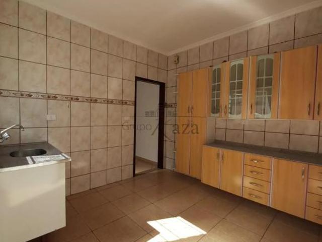 Casa Padrão em Jacareí Bairro Jardim Emília 3 Dormitórios 104 m2 Duas Vagas de Garagem