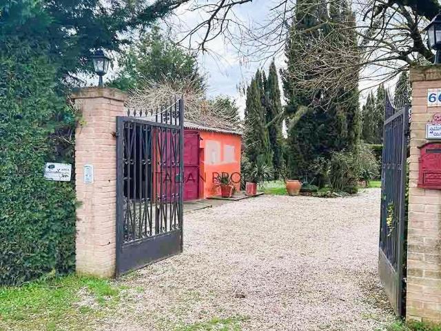 Casa padronale anni ’80 zona Lago 240m² Castiglione del Lago