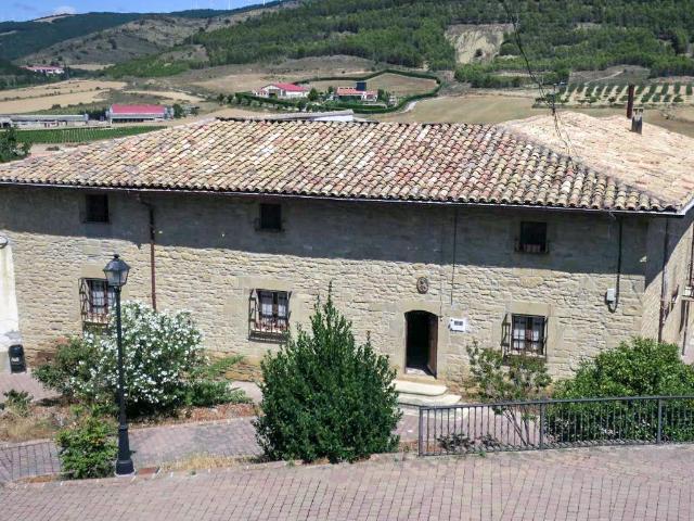 Casa palacio en venta en Aibar, edificación de 1400m2. Con huerta junto a la casa