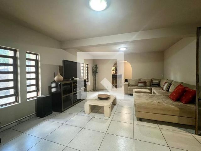 Casa para alugar com 486m², 5 quartos e 5 vagas