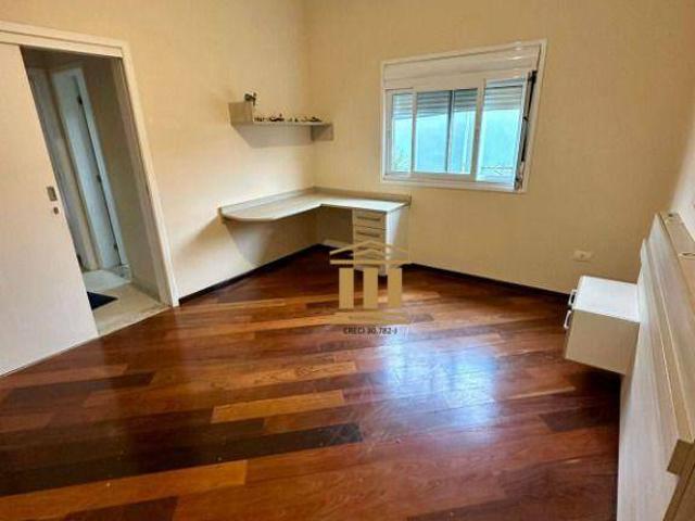 Casa para alugar com 4 quartos e 424 m² por R$ 11.000/mês