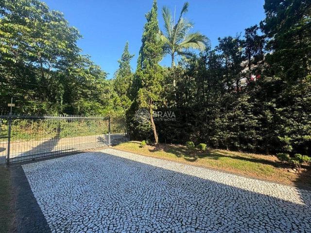 Casa para alugar com 4 quartos e 500 m² por R$ 18.000/mês