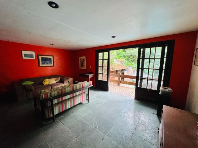 Casa para alugar com 4 quartos e 510 m² por R$ 5.000/mês