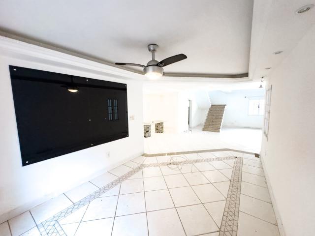 Casa para alugar com 4 quartos e 520 m² por R$ 5.500/mês