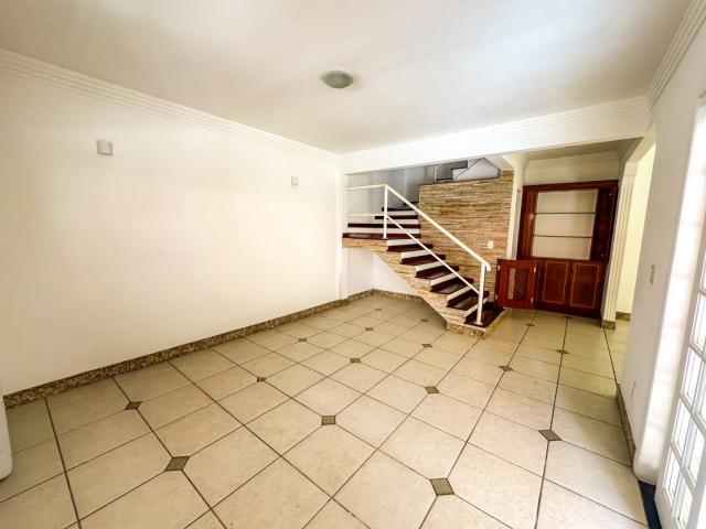 Casa para alugar com 4 quartos e 150 m² por R$ 6.000/mês