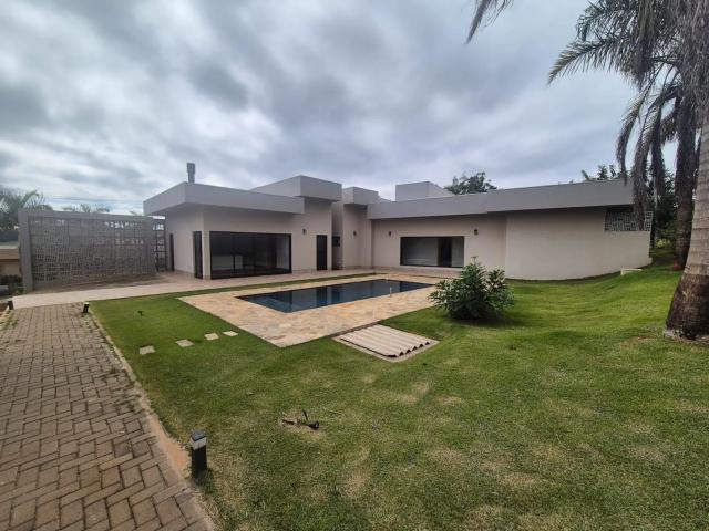 Casa para alugar com 4 quartos e 198 m² por R$ 8.000/mês
