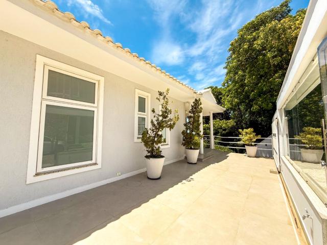 Casa para alugar com 4 quartos e 260 m² por R$ 13.000/mês