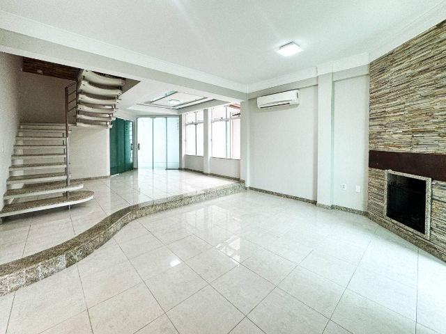 Casa para alugar com 4 quartos e 283 m² por R$ 16.000/mês