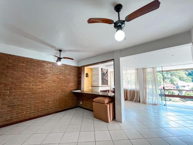 Casa para alugar com 4 quartos e 320 m² por R$ 9.000/mês